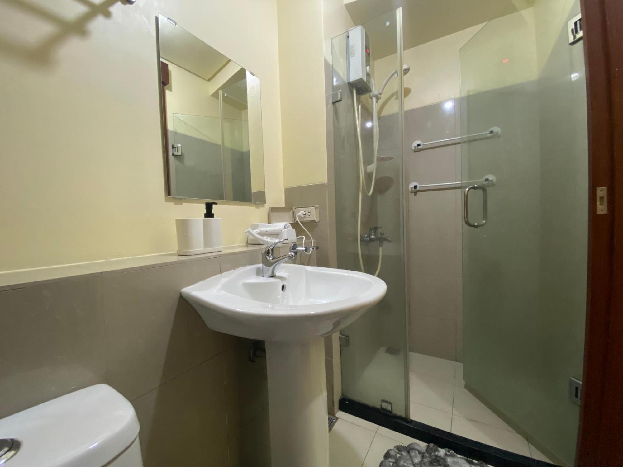 Modern Condo Living In Makati 마닐라 외부 사진